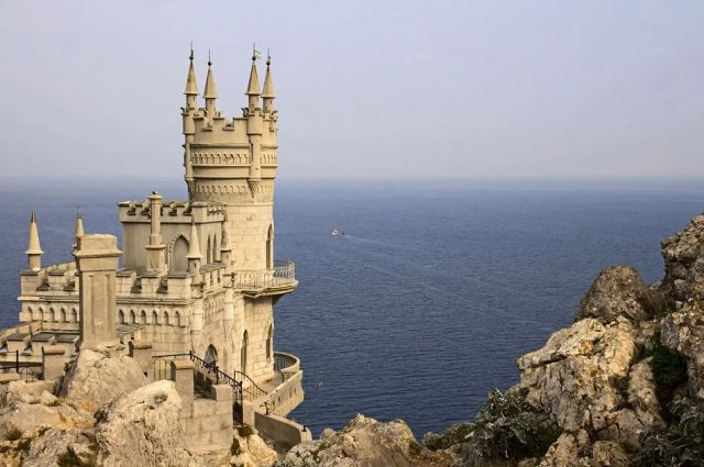 Когда живёшь в Крыму, быстро привыкаешь к самым известным достопримечательностям. 