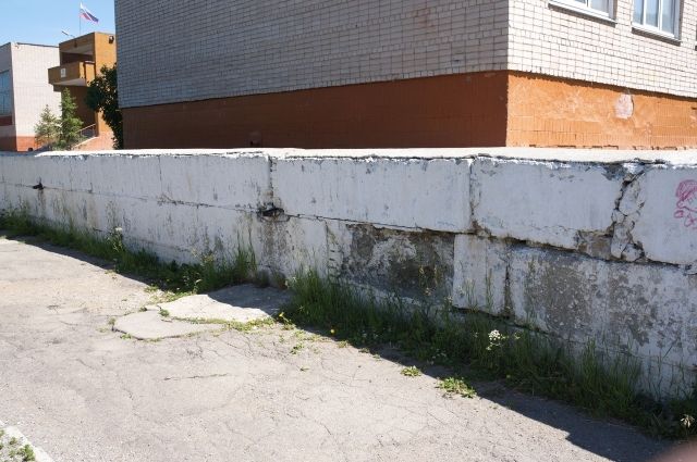 Жители Миасса пожаловались на разрушающуюся подпорную стену у школы