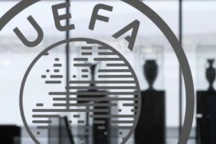 УЕФА разрешил болельщикам посещать выездные матчи.