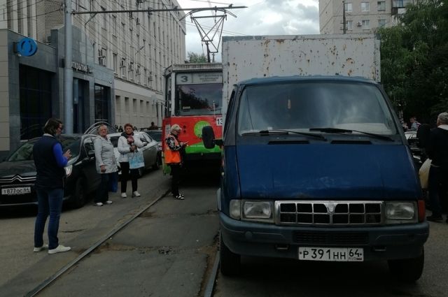Брошенная «Газель» перекрыла трамвайное движение в центре Саратова