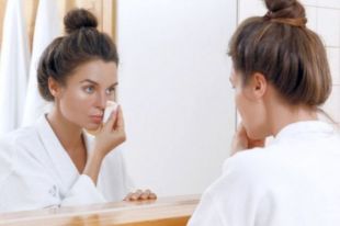 Стали известны самые известные ошибки в уходе за кожей лица.