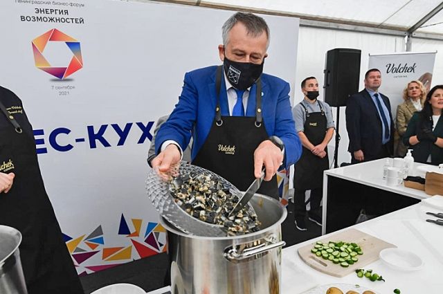 Губернатор вместе с известными рестораторами готовит «ленинградскую» уху из миноги и фермерских продуктов 47-го региона.