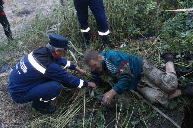 В Липецке спасатели вытащили мужчину из старого канализационного колодца