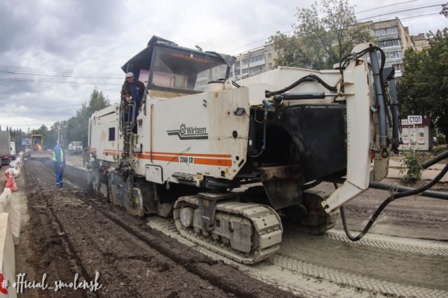 В Смоленске новый ресайклер ремонтирует улицу Нормандии-Неман