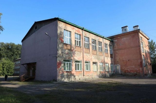 Старое здание школы в аварийном состоянии, его будут сносить.