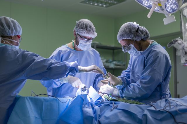 В Новосибирске хирурги Мешалкина удалили опухоль мозга пациенту из Германии