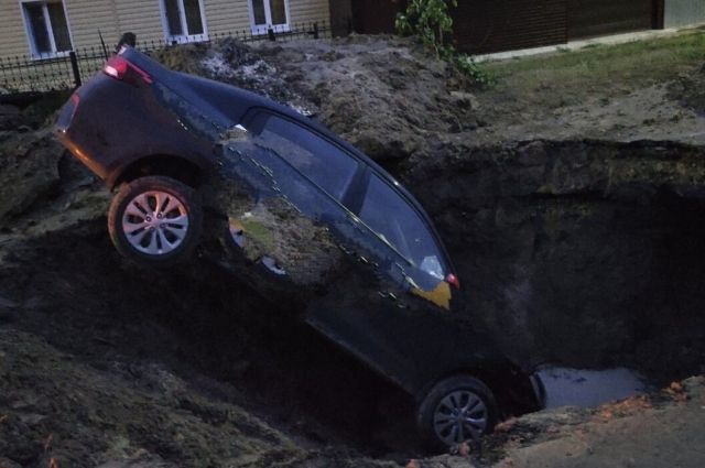 На улице Толбухина в Ульяновске автомобиль упал в яму