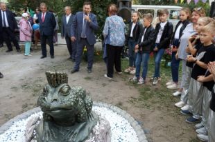 Сказочная царевна-лягушка появилась на улице Крылова.