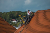 Обращение жителей поселка Озерный о ремонте крыши муниципального дома оставлено без внимания. 
