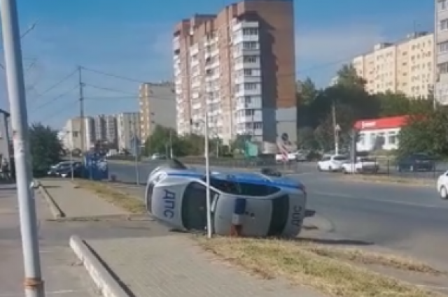 В Таганроге 34-летняя водитель опрокинула патрульный автомобиль ДПС
