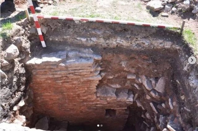 Неизвестную постройку обнаружили археологи в псковском монастыре
