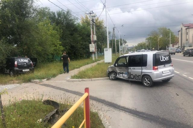 В Хабаровске в ДТП пострадал пассажир и забор