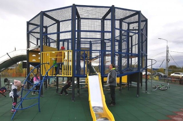 В Лабытнанги открыли новые детскую и спортивную площадки