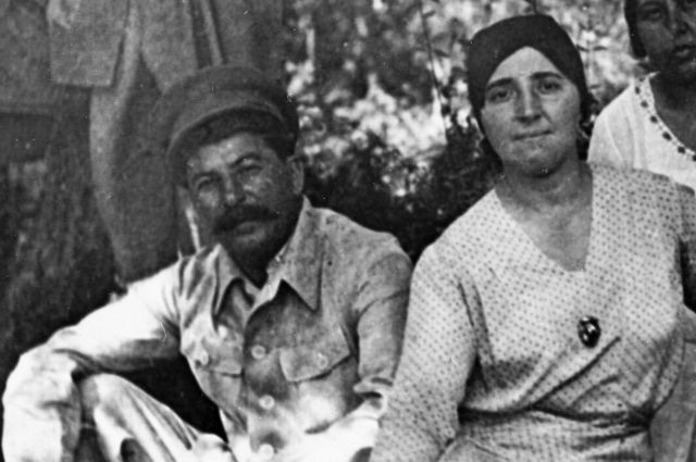 Иосиф Джугашвили (Сталин) и его жена Надежда Аллилуева. Сочи. 1932 год.