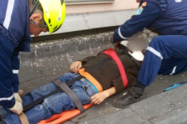 Спасатели эвакуировали мужчину, упавшего с высоты 5 этажа в Магнитогорске