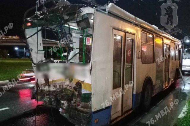 В Ярославле грузовик врезался в троллейбус с пассажирами