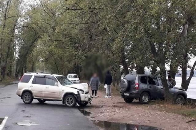 В Тольятти внедорожник врезался в дерево после столкновения с кроссовером