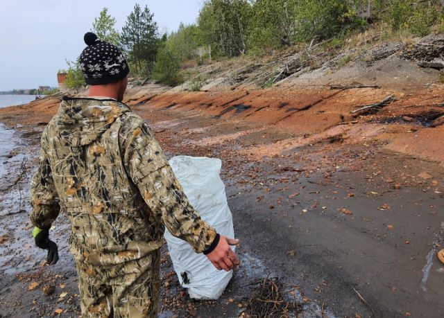 Ликвидировать нефтяное пятно в реке в Краснокамске продолжат в выходные