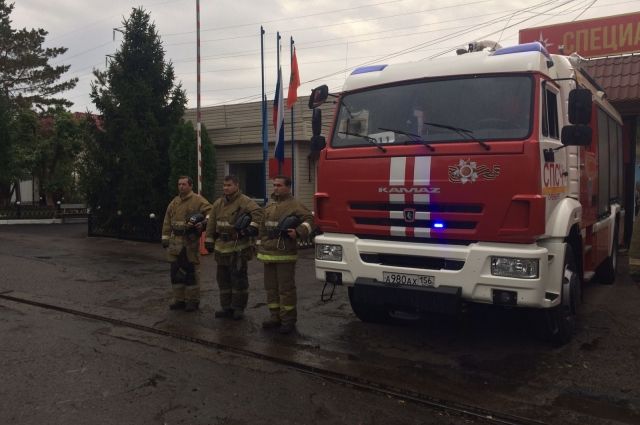 В Оренбуржье сиренами пожарных машин почтили память главного спасателя России Евгения Зиничева.
