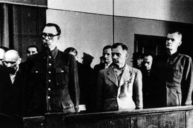 Суд над генералом Власовым (на фото слева).
