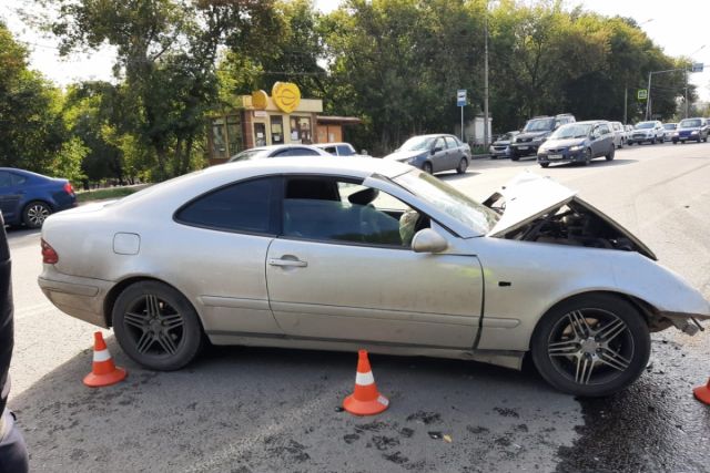Ребенок пострадал в столкновении Mitsubishi и Mercedes в Новосибирске