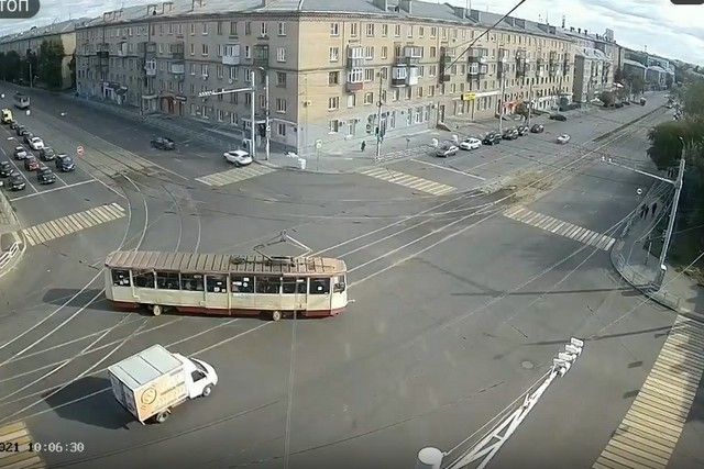 В Челябинске на перекрестке трамвай развернуло перпендикулярно рельсам