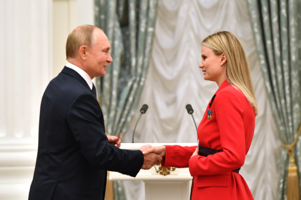 Владимир Путин и чемпионка ОИ - 2020 по синхронному плаванию в группе Александра Пацкевич.