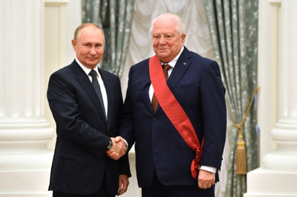 Владимир Путин и почетный президент Олимпийского комитета России, почетный член МОК (член Совета при президенте РФ по развитию физической культуры и спорта) Виталий Смирнов.