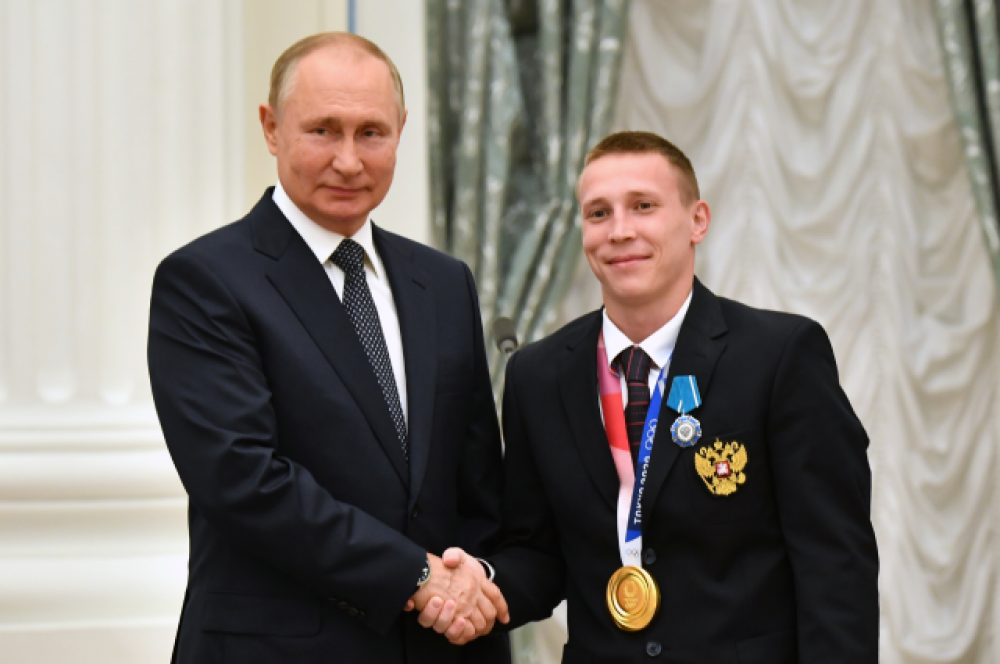 Владимир Путин и чемпион ОИ - 2020 по спортивной гимнастике в командных соревнованиях, серебряный призер в опорном прыжке Денис Аблязин.