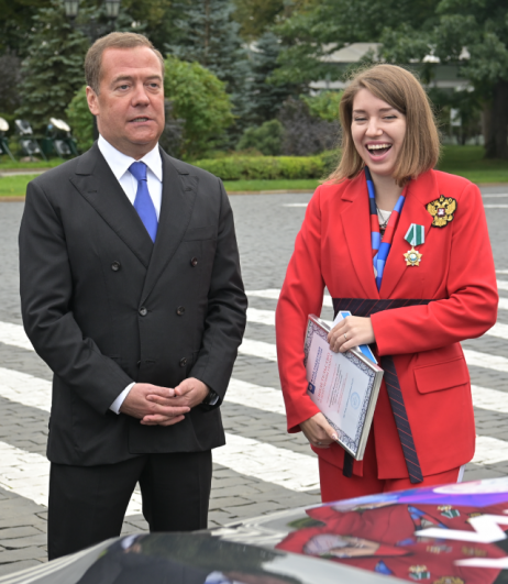 Заместитель председателя Совета безопасности РФ Дмитрий Медведев и двукратная чемпионка XXXII летних Олимпийских игр в Токио по пулевой стрельбе Виталина Бацарашкина.