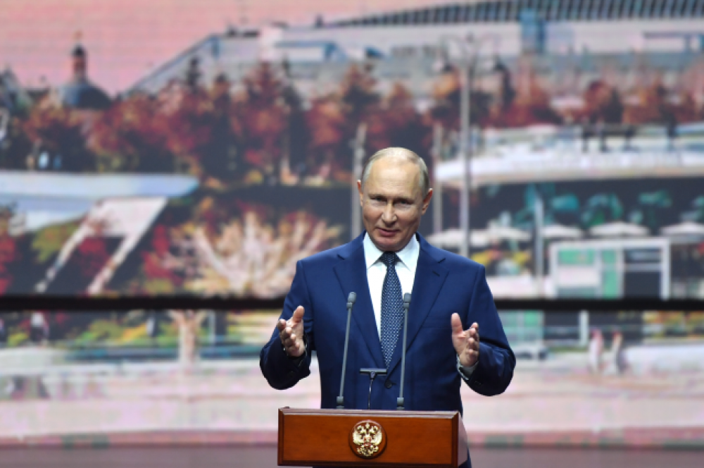 Владимир Путин выступает на торжественном мероприятии, посвящённом Дню города Москвы в «Зарядье».