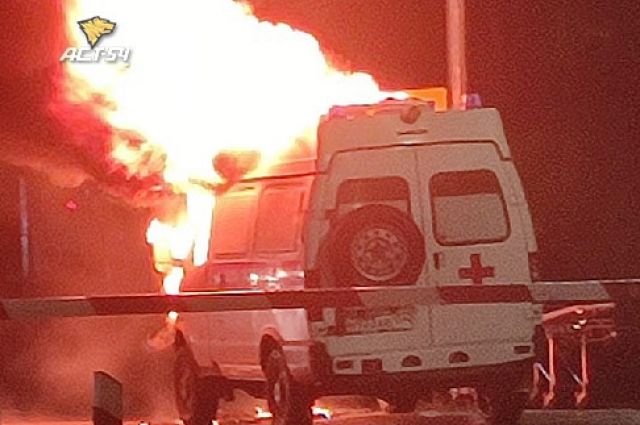 Появились фото и видео сгоревшей скорой помощи в Новосибирске