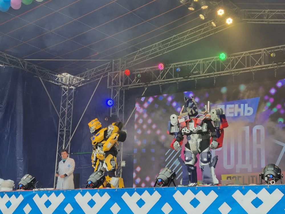 С Днем рождения города юных лабытнангцев поздравили роботы-трансформеры.