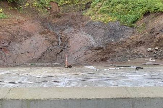 Для очистки водохранилища от грязевых масс из него полностью откачали воду. 