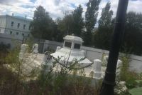 В Оренбурге постамент «маленького Ленина» за забором продолжает разрушаться и зарастать бурьяном.