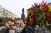 Женщины фотографируются на фоне цветочных арт-объектов на Тверской площади.