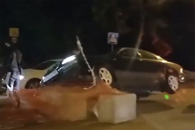 В Новосибирске автомобиль врезался в неосвещенные бетонные блоки на дороге