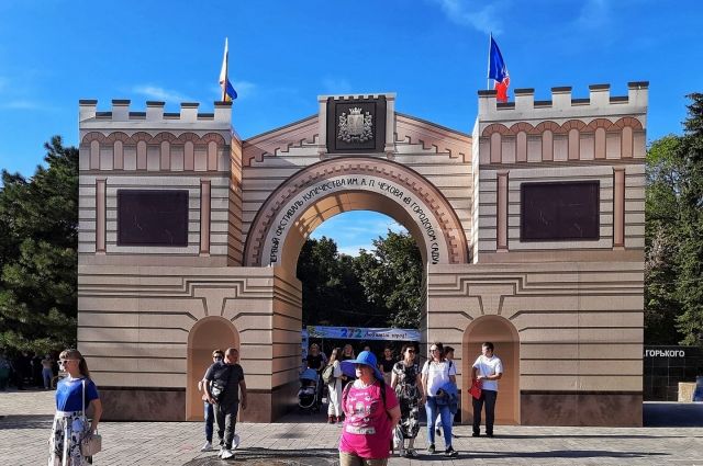 Общественников Ростова возмутил макет арки, установленный в парке Горького