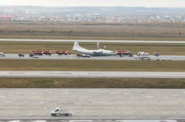 Вынужденную посадку самолёта в Кольцово проверит транспортная прокуратура