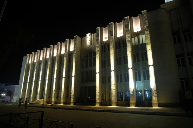 В Курске на фасаде здания драмтеатра заработала подсветка