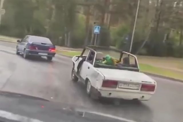 Кабриолет на базе автомобиля ВАЗ сняли на видео жители Академгородка