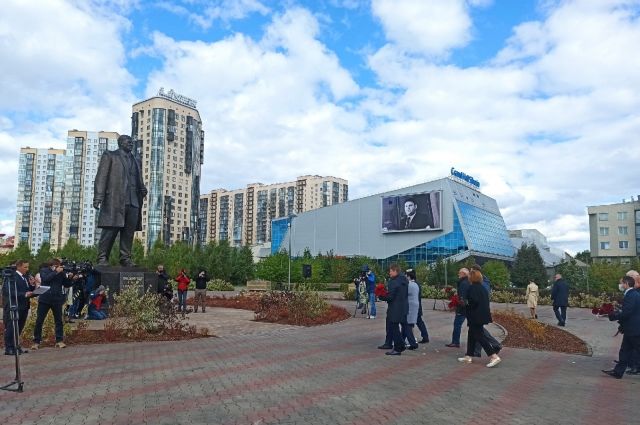 Первые лица города и края возложили цветы к монументу/