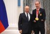 Президент РФ Владимир Путин и двукратный чемпион XVI Паралимпийских летних игр по велоспорту лиц с поражением опорно-двигательного аппарата в дисциплине трек, 3000 м, гонка преследования в классе С1 и в дисциплине шоссе, индивидуальная гонка с раздельного старта в классе С1 Михаил Асташов (справа) на церемонии вручения государственных наград РФ победителям XVI Паралимпийских летних игр 2020 года в Токио