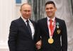 Президент РФ Владимир Путин и чемпион XVI Паралимпийских летних игр по плаванию спорта слепых в эстафете 4х100 м вольный стиль и микст Ильнур Гарипов (справа) на церемонии вручения государственных наград РФ победителям XVI Паралимпийских летних игр 2020 года в Токио