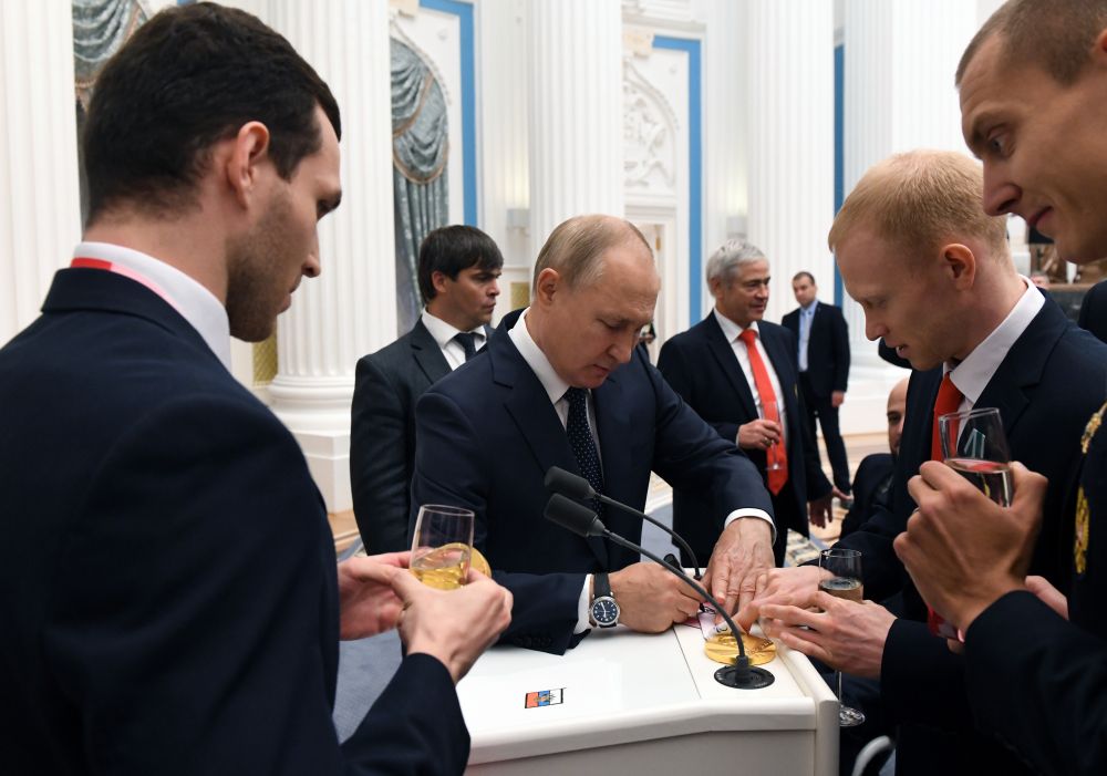 Президент РФ Владимир Путин на церемонии вручения государственных наград РФ победителям XVI Паралимпийских летних игр 2020 года в Токио