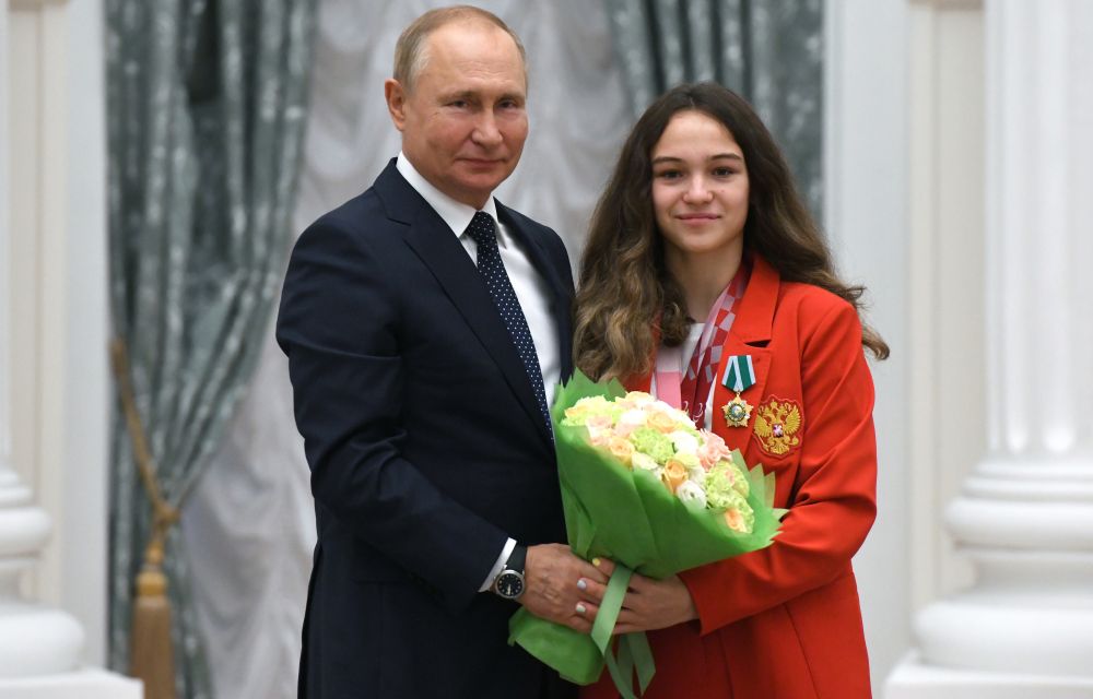 Президент РФ Владимир Путин и чемпионка XVI Паралимпийских летних игр по плаванию спорта лиц с поражением опорно-двигательного аппарата в дисциплине 50 м вольным стилем в классе S8, двукратный серебряный призёр в дисциплине 100 м баттерфляй в классе S8, в комбинированной эстафете 4 х 100 м Виктория Ищулова на церемонии вручения государственных наград РФ победителям XVI Паралимпийских летних игр 2020 года в Токио