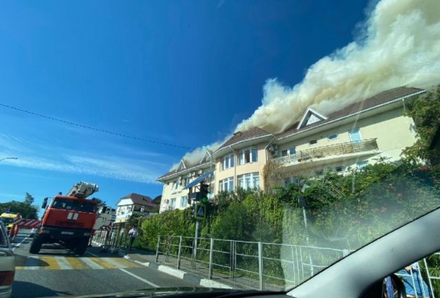 В Сочи выясняют причины пожара в трехэтажной гостинице