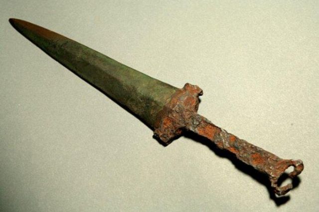 В Новосибирск привезли сданный на металлолом меч эпохи Железного века