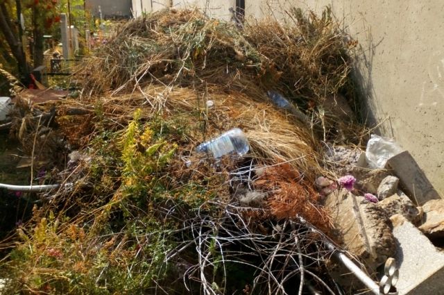 В Саратове мусором завалили могилы на Увекском кладбище