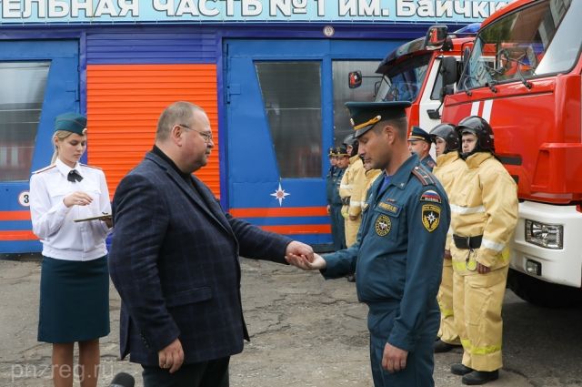 Олег Мельниченко вручил огнеборцам ключи от пяти машин и одного катера